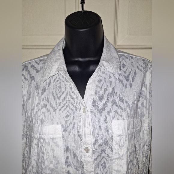 Chicos white button-down blouse 8-10 - Picture 2 of 7